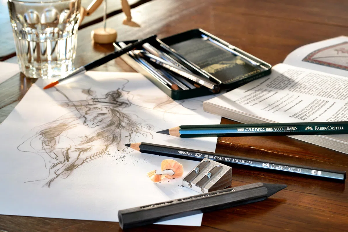 FABER-CASTELL 112974 - Pitt Graphite Set Set di disegni 26 pezzi, set professionale di matite e grafite con Castell 9000, grafite acquerellabile, gessetti e accessori