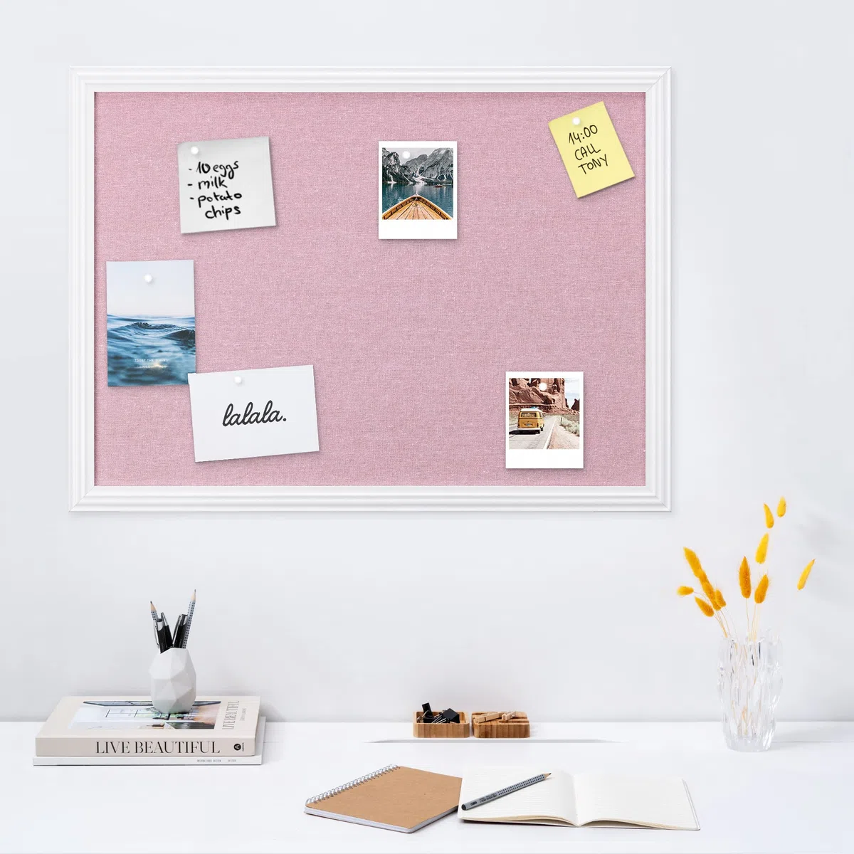 Navaris Lavagnetta Puntaspilli Tessuto Rosa 58 x 43 cm - Bacheca da Appendere con Cornice Legno MDF Bianca - Lavagna 6x Puntine - Pin Memo Board - Lino