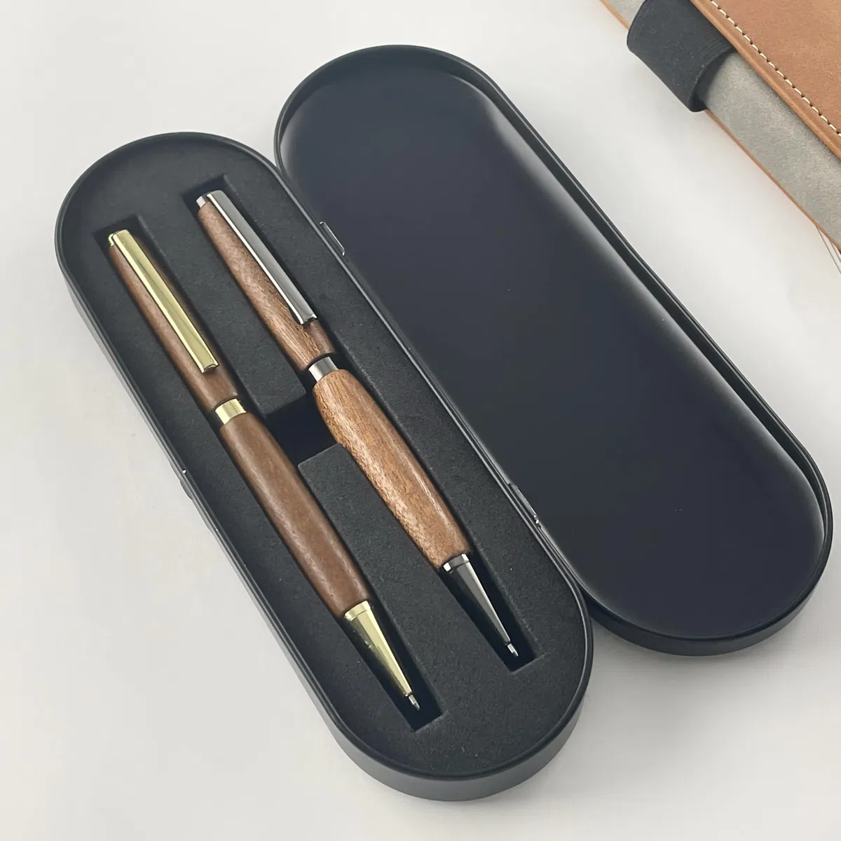 Cofanetto 2 Penna in Legno di Mogano, Realizzata a Mano in Francia, Personalizzate con Incisione, Scatola Regalo Metallica Inclusa | Natale, Compleanno, Matrimonio, Dottore
