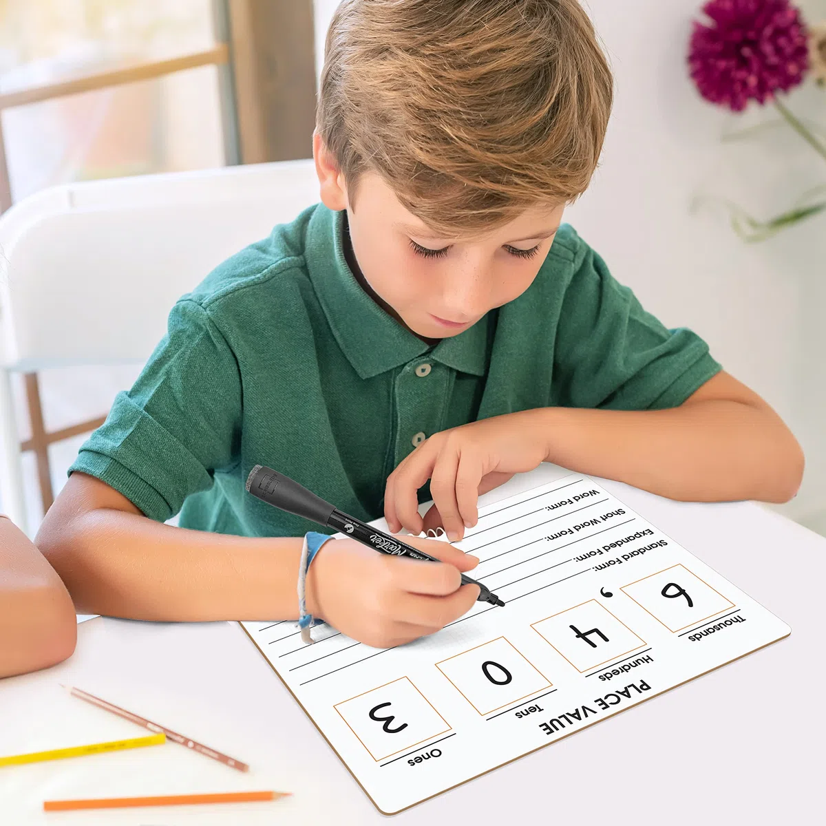 SCRIBBLEDO Place Value Board 22,9 x 30,5 cm Lavagna a doppia faccia cancellabile a secco per bambini per insegnare valori di luogo da miliardi a numeri decimali, lapboard manipolativo per matematica,