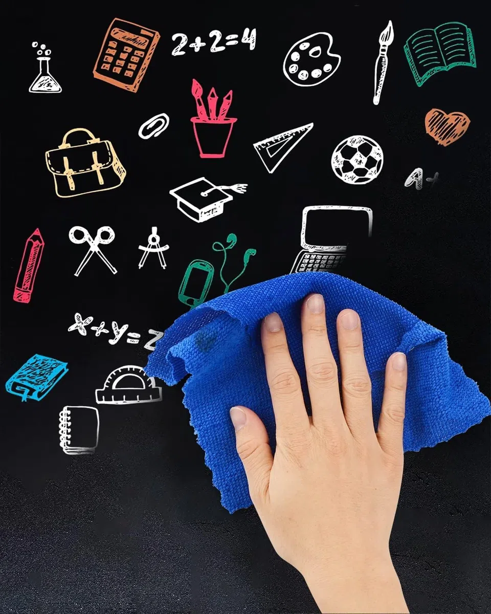 Foglio di Lavagna Nero Adesivo, 45 x 60 cm, pellicola autoadesiva per lavagna, lavagna cancellabile, 6 gessi senza polvere, 6 magneti, panno, tangram, supporto per gessi, supporto magnetico per