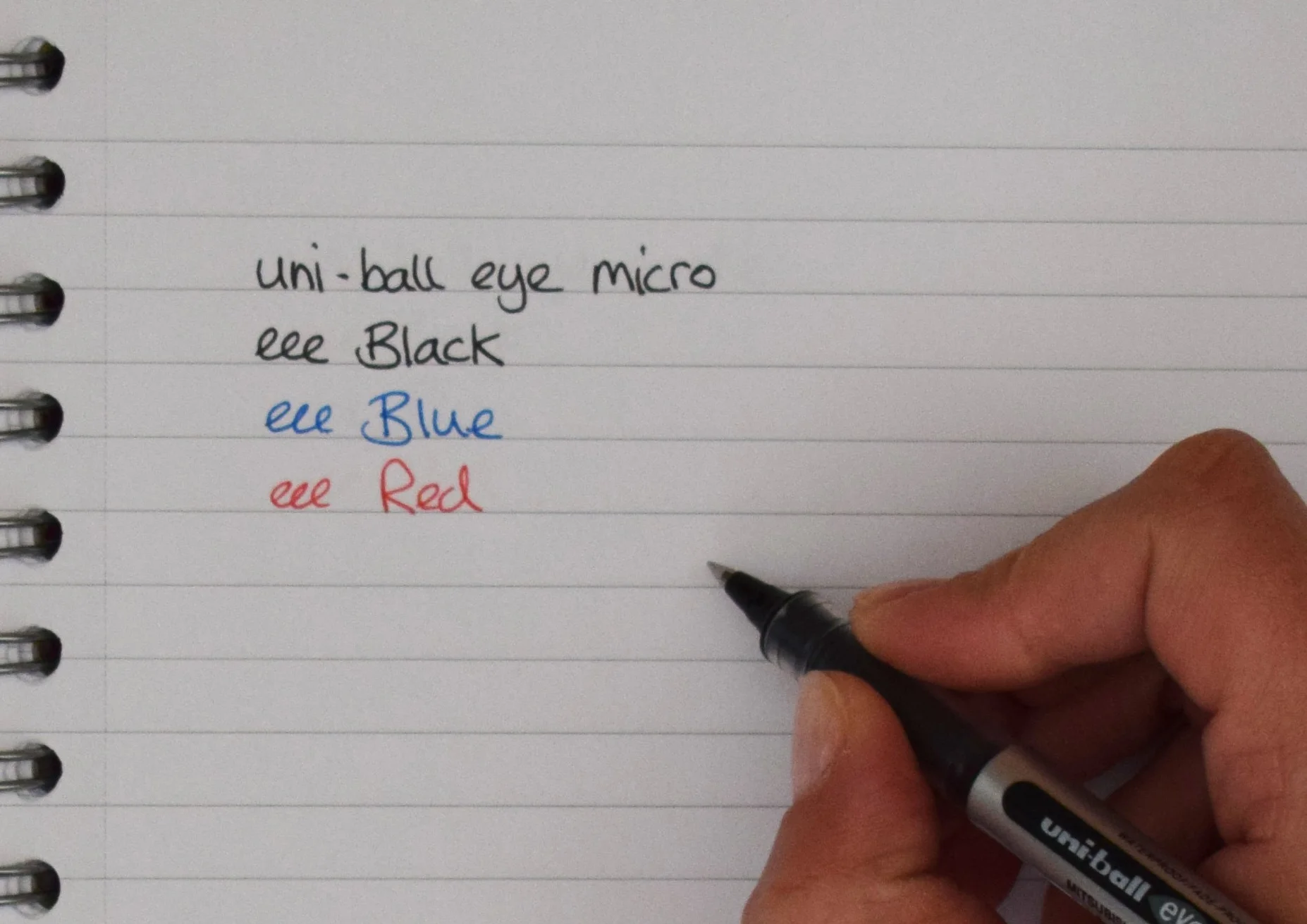 Penna rollerball UB-150 Eye Micro, inchiostro nero Uni-ball Super Ink, pennino da 0,5 mm, scatola da 12 pezzi