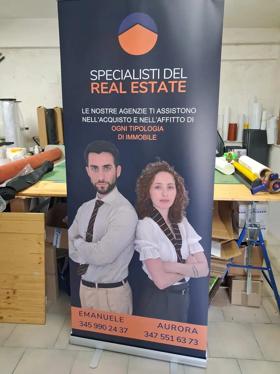 Roll Up Pubblicitario Personalizzato 85x200cm Stampa HD mod. ECONOMIC Espositore Avvolgibile in Alluminio con Tela Premium Anti-Arricciamento Ideale per Fiere, Eventi e Negozi