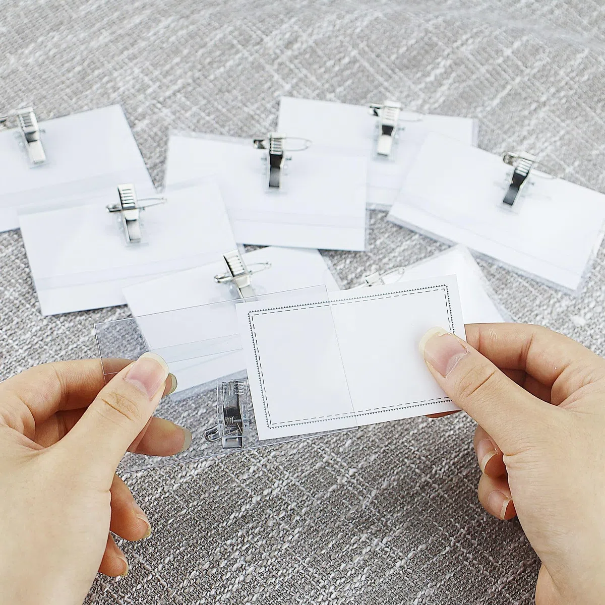 100 targhette per nome, 90 x 56 mm, in plastica trasparente, per vestiti, clip, biglietti da visita, con clip, per ufficio, scuola, viaggi