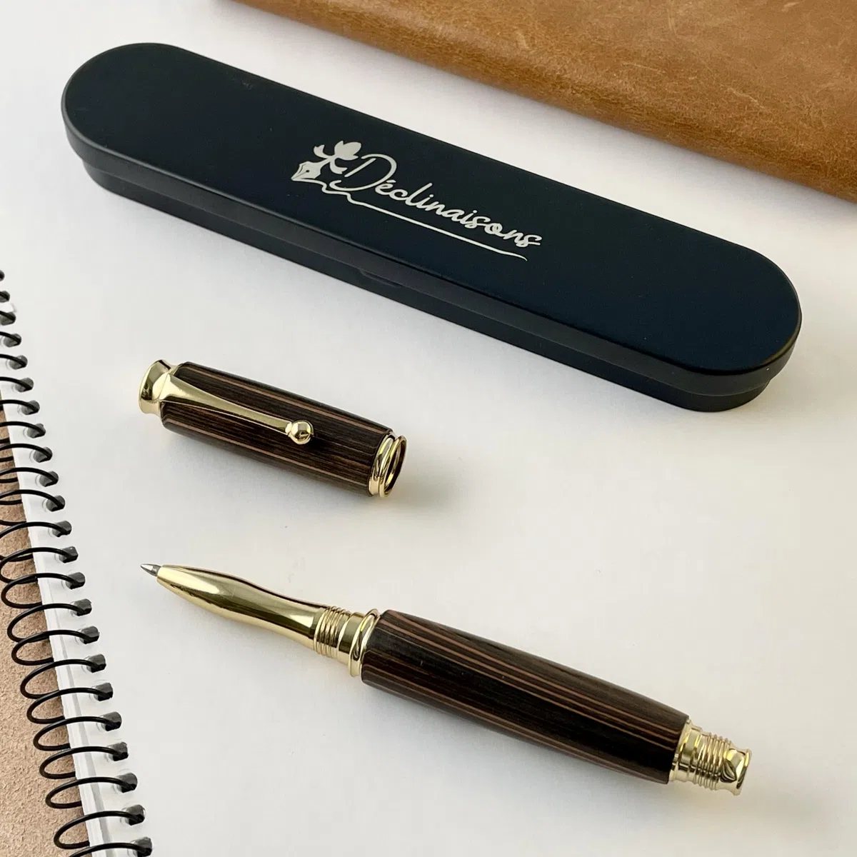 Penna Roller Premium Legno Ébano di Macassar Personalizzabile, Realizzato a mano in Francia, Personalizzato con incisione, Scatola Regalo Metallica Inclusa