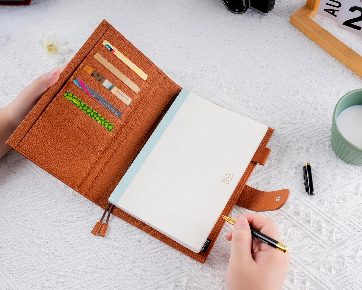 Copertina in pelle A5 – Deluxe Planner Cover adatta per Hobonichi, Stalogy, Midori Planner e molto altro – con passante per penna, slot per schede, tasca posteriore e segnalibri (marrone)