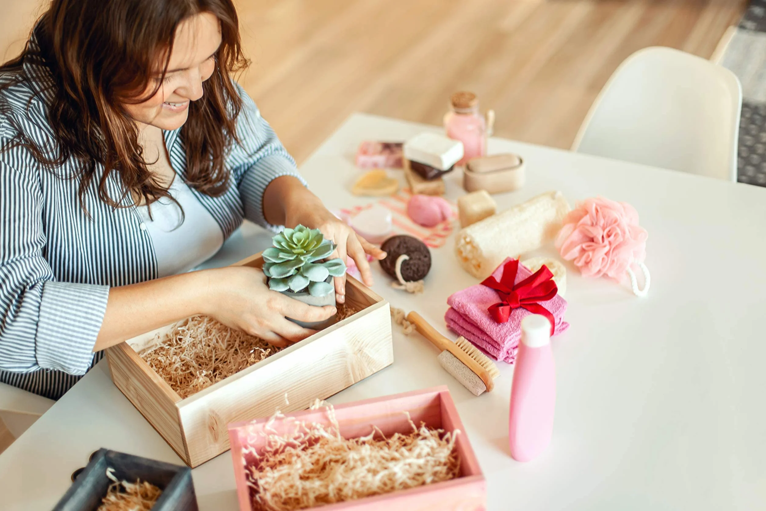 Paglietta per cesti - Paglia per ceste natalizie regalo vuote - Truciolo in legno per cestini vuoti e per imballaggio - Pagliuzza per confezioni e decorazioni (1 Kg)