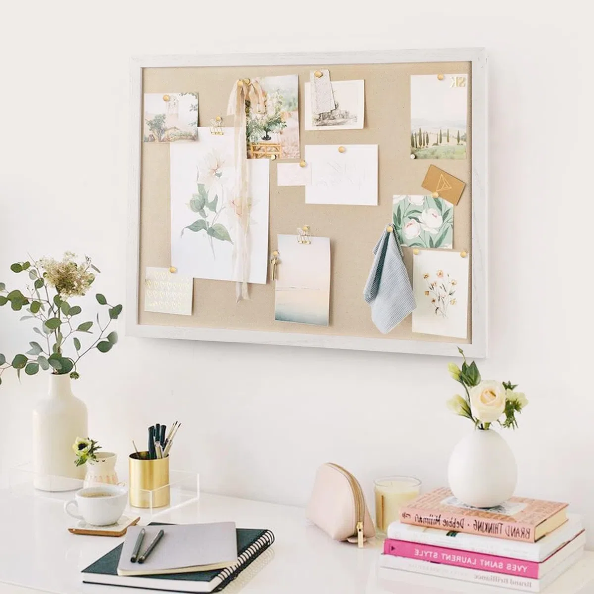 Bacheca in Sughero, Bacheca da Parete 60x45cm, Lavagna Sughero con 20 Puntine, Bordo in Legno, Adatto per Ufficio, Scuola, Decorazione Murale, Decorazione d'interni (Bianco)