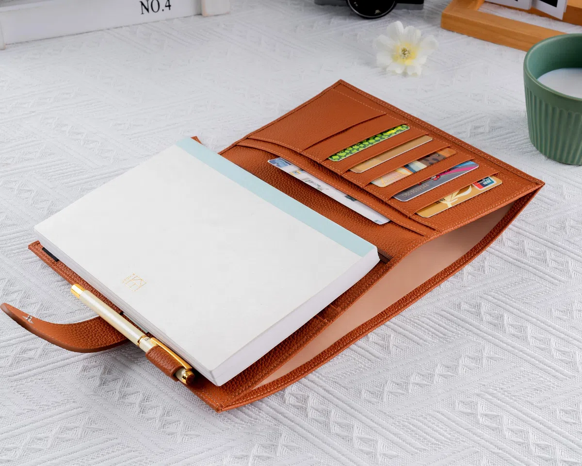 Copertina in pelle A5 – Deluxe Planner Cover adatta per Hobonichi, Stalogy, Midori Planner e molto altro – con passante per penna, slot per schede, tasca posteriore e segnalibri (marrone)