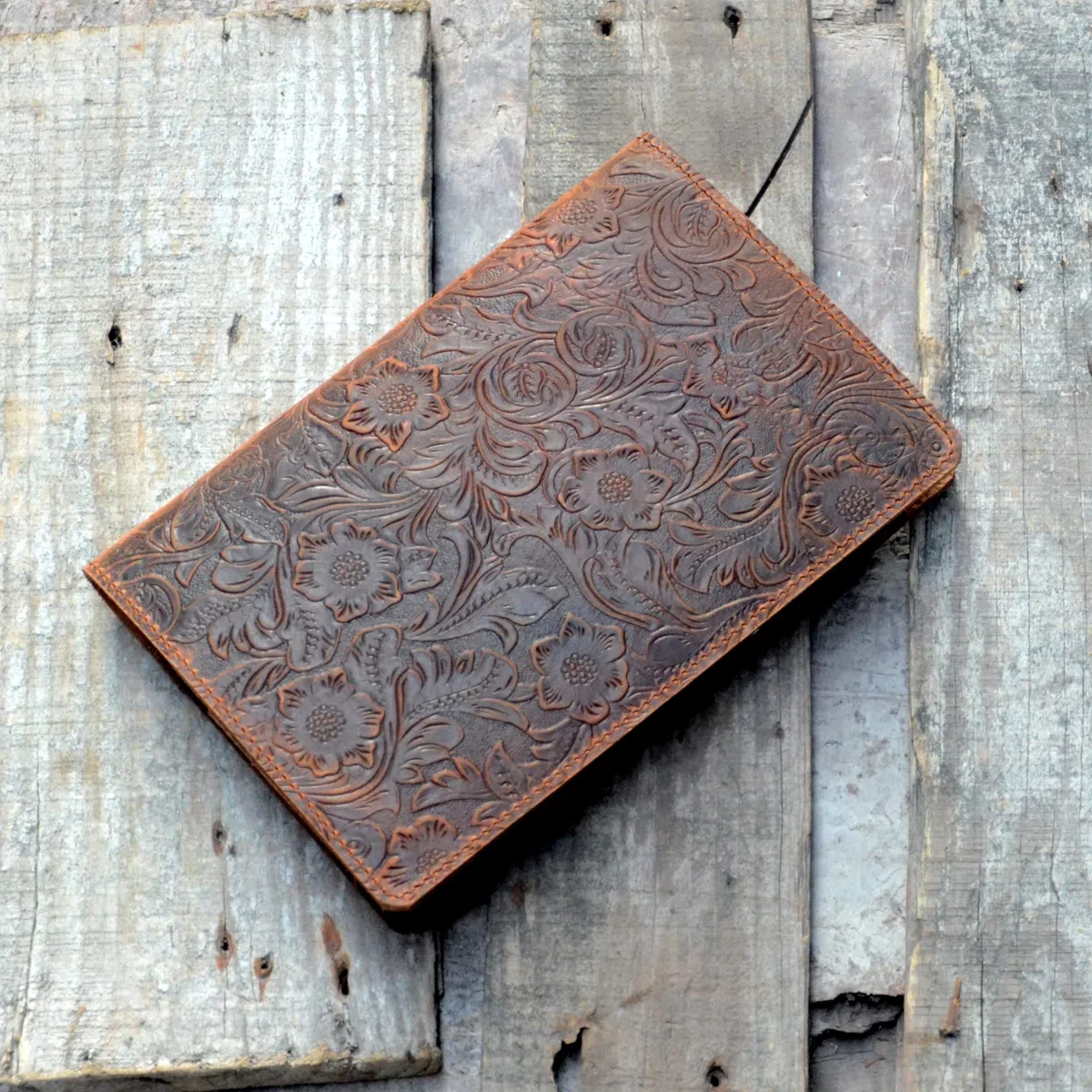 JJNUSA Custodia in pelle compatibile con Leuchtturm1917 formato A5 medio (14,6 x 21 cm) copertina diario di viaggio in pelle invecchiata ricaricabile diario di scrittura fiore marrone