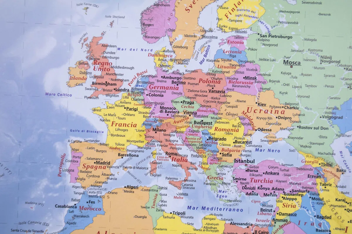 GeoMetro Mappa del mondo in italiano, laminata (scrivibile e cancellabile) con listelli in legno per appenderla + foglio di adesivi, 70 x 100 cm