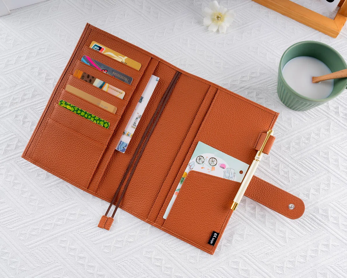 Copertina in pelle A5 – Deluxe Planner Cover adatta per Hobonichi, Stalogy, Midori Planner e molto altro – con passante per penna, slot per schede, tasca posteriore e segnalibri (marrone)