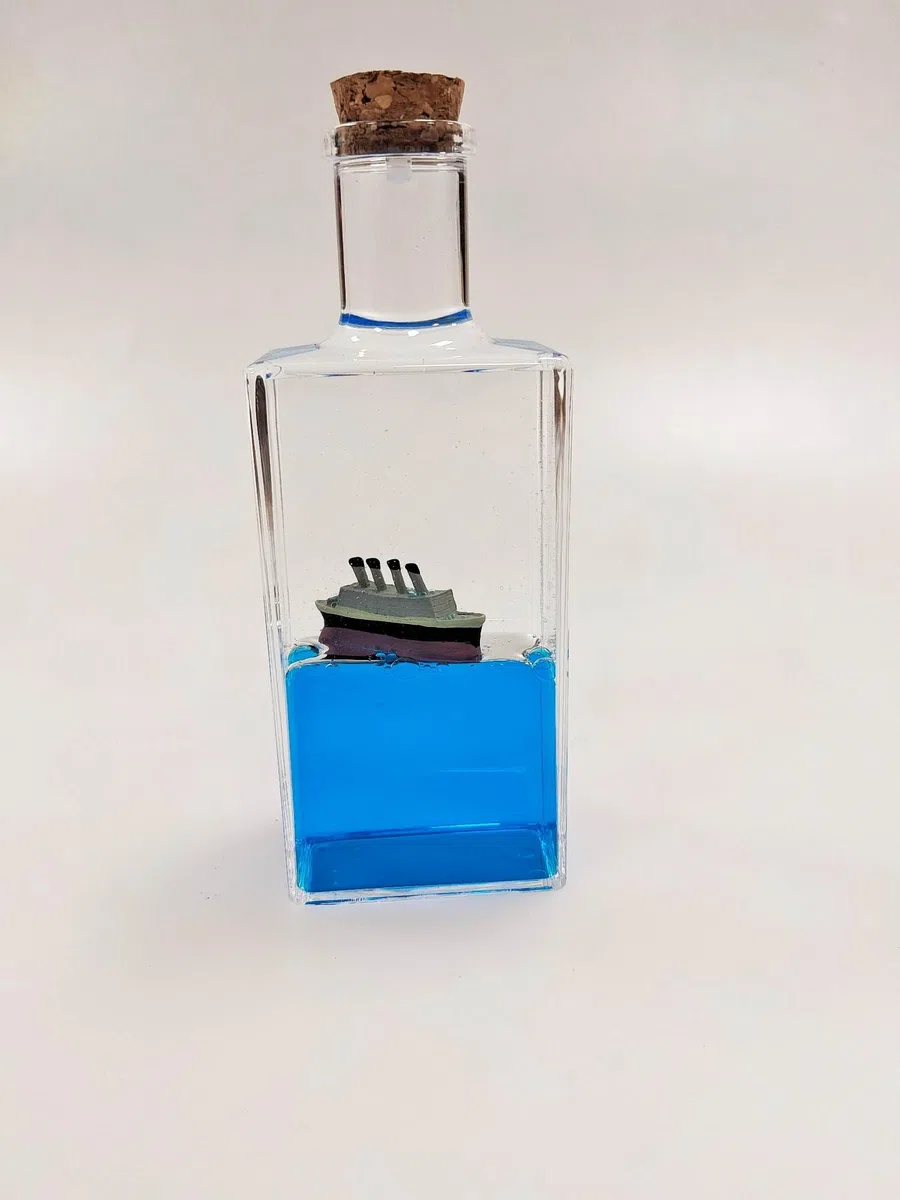 Pandiui23 Barca da crociera fluida, bottiglia galleggiante liquida alla deriva, barca insommergibile in una scatola decorazione, bottiglia fermacarte scrivania (Titanic)