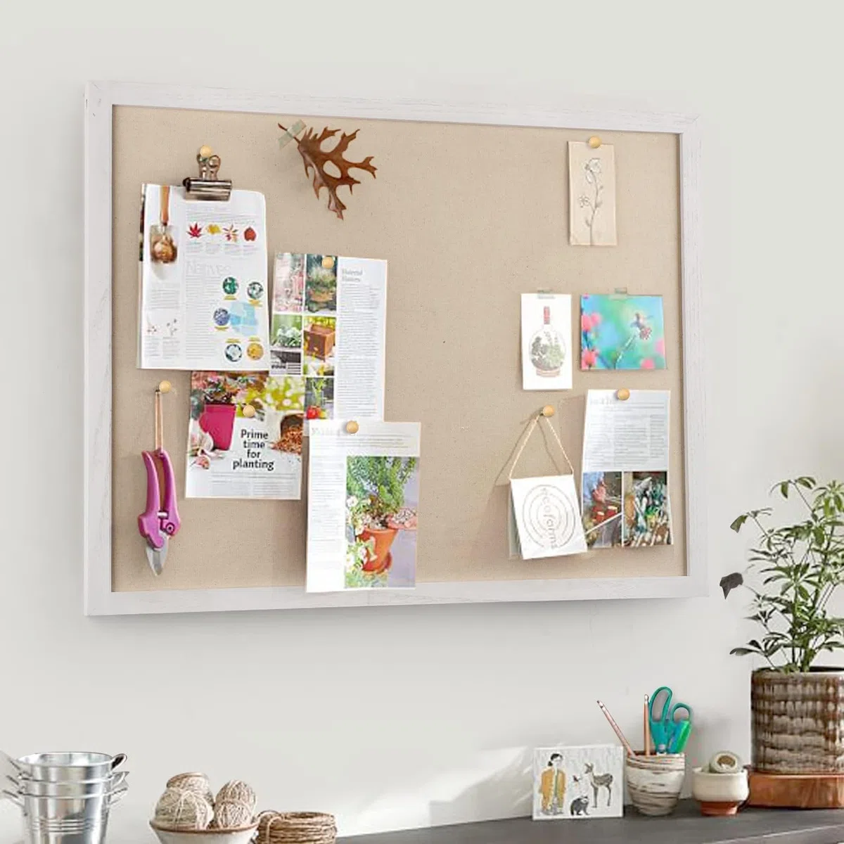 Bacheca in Sughero, Bacheca da Parete 60x45cm, Lavagna Sughero con 20 Puntine, Bordo in Legno, Adatto per Ufficio, Scuola, Decorazione Murale, Decorazione d'interni (Bianco)