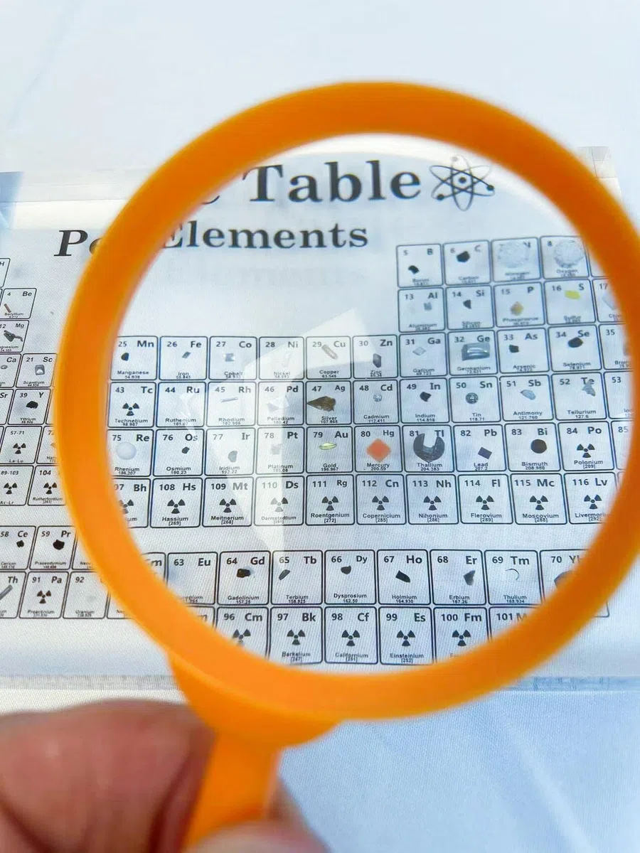 Tavola periodica con elementi reali - Tavola periodica di 83 elementi chimici completamente realizzata a mano (con lente di ingrandimento)