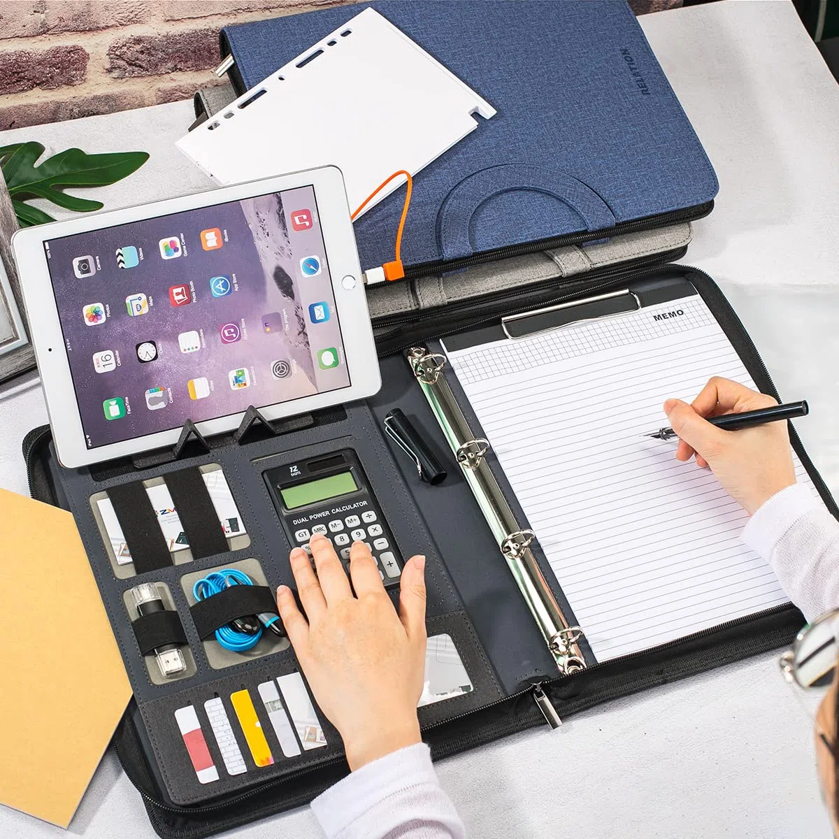 Portfolio in pelle con rimozione di potenza mobile 8000 mAh, organizer per conferenze aziendali per notepad per donne/uomini (con calcolatrice, nero)