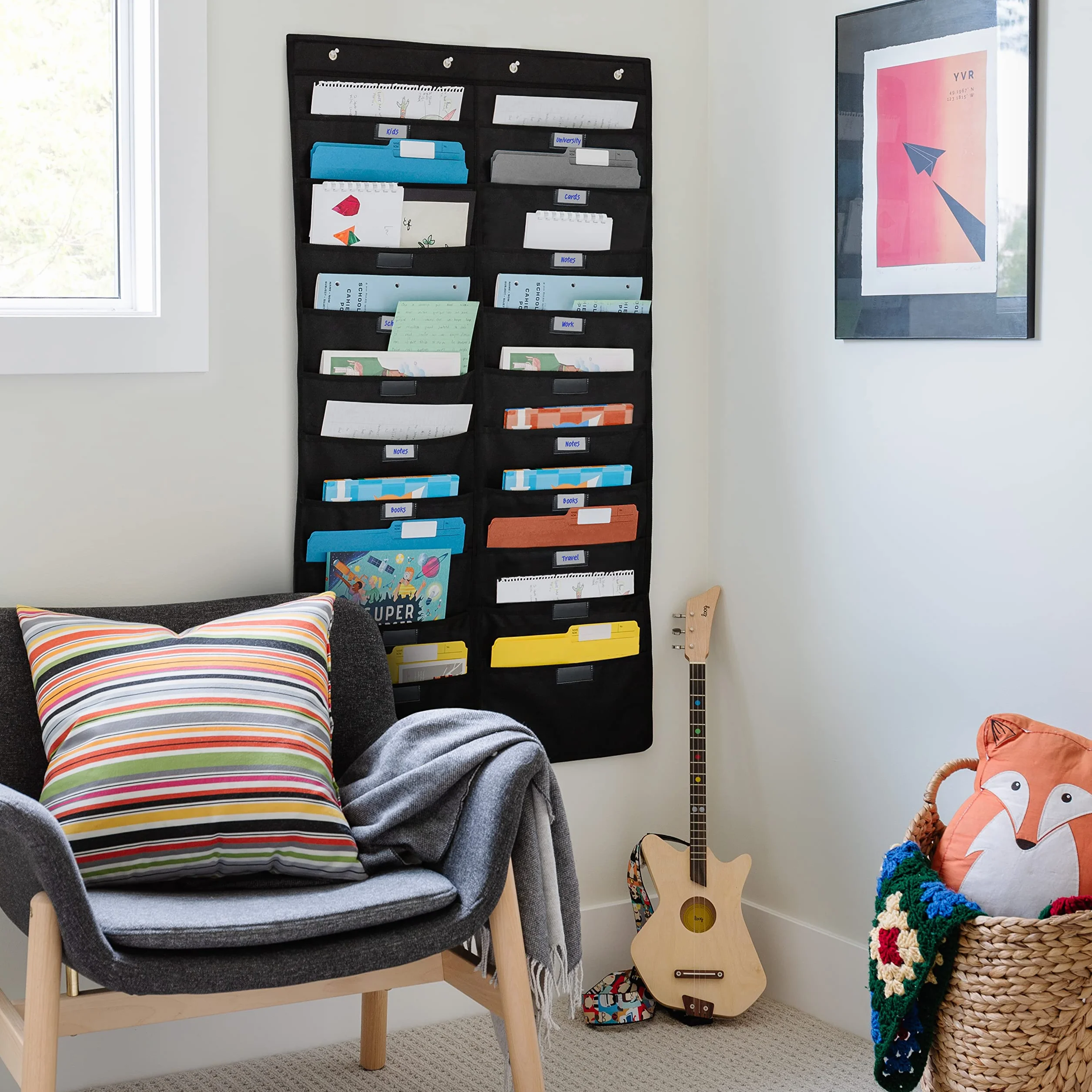WallDeca Portariviste da Parete con 20 Tasche Formato A4 ed Etichetta Identificativa – Portadocumenti per Uffici, Casa, Scuola con 3 Ganci Inclusi – Schedario Parete Nero (115 x 71 cm)