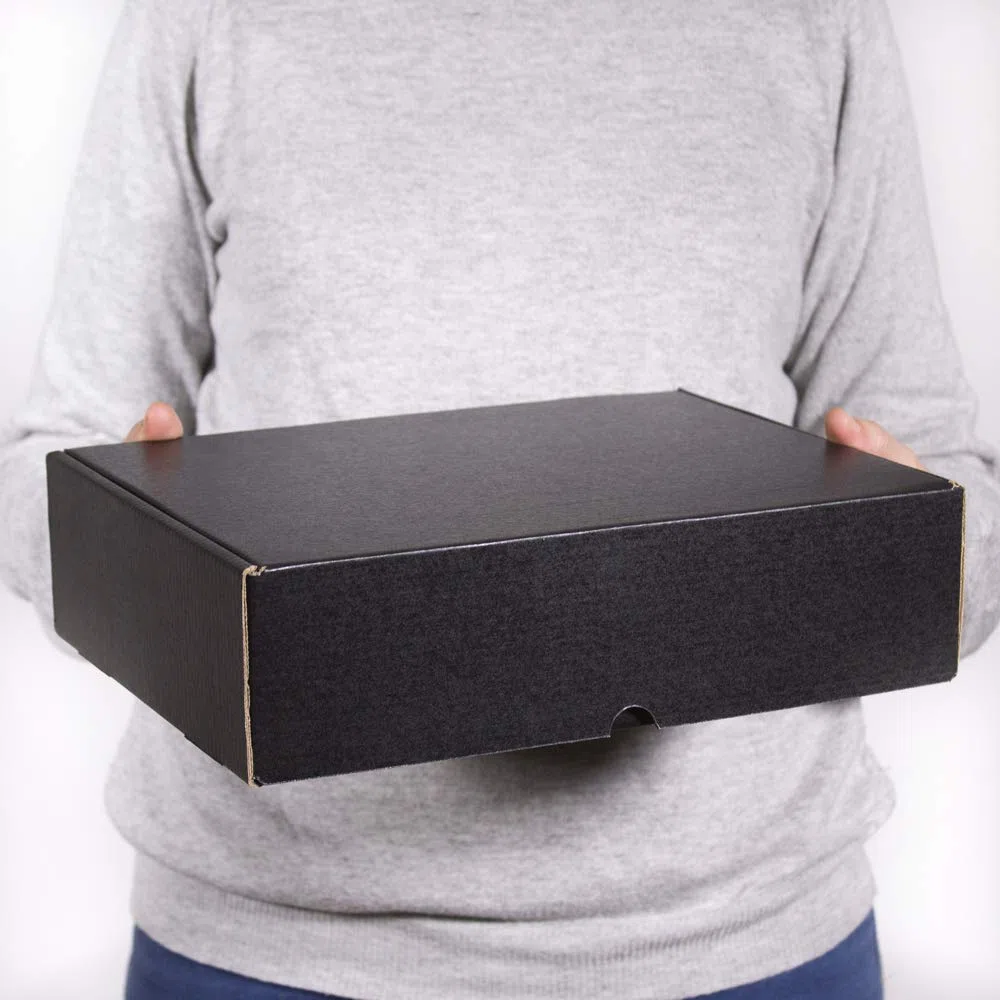 Only Boxes - Confezione da 20 scatole di cartone nero per spedizioni, scatole auto montanti, ideali per regalo, in cartone resistente, misura L, dimensioni 30 x 22 x 8 cm