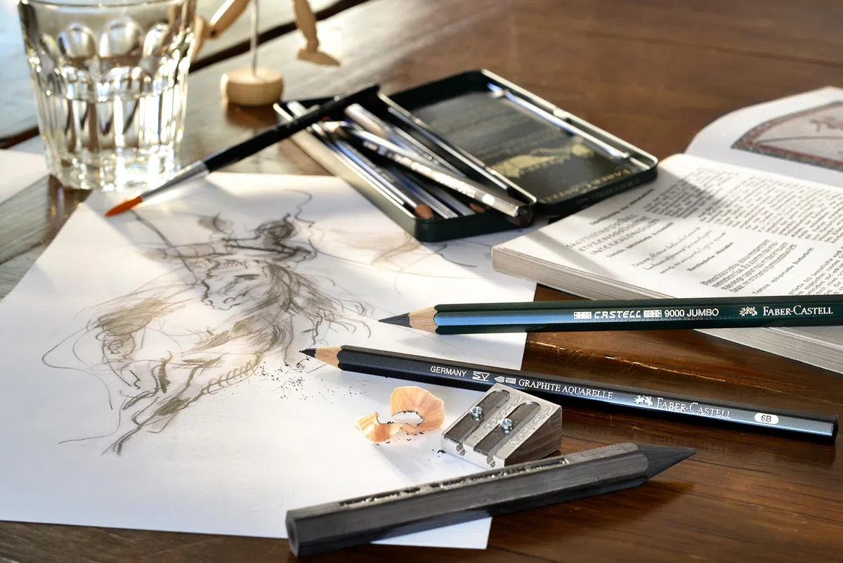 FABER-CASTELL 112974 - Pitt Graphite Set Set di disegni 26 pezzi, set professionale di matite e grafite con Castell 9000, grafite acquerellabile, gessetti e accessori