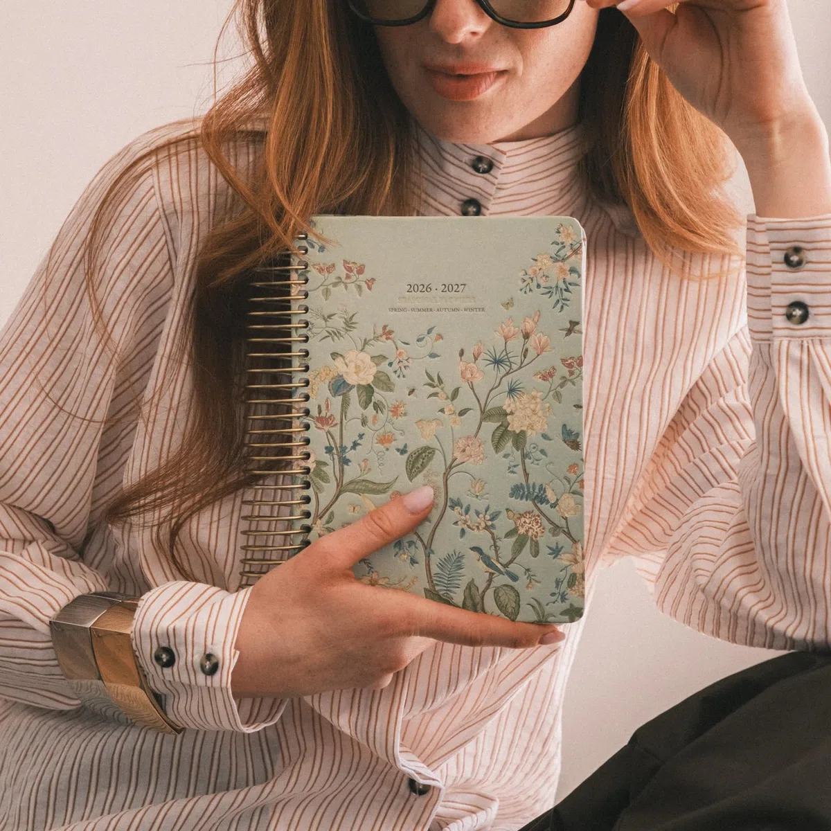 Kokonote Agenda Giornaliera 2026 2027 Seasonal Flowers - Diario Scuola 2026 2027 per Università e Scuola Superiore | Daily Planner con Copertina Rigida, Segnalibri, Stickers e Anelli Rinforzati