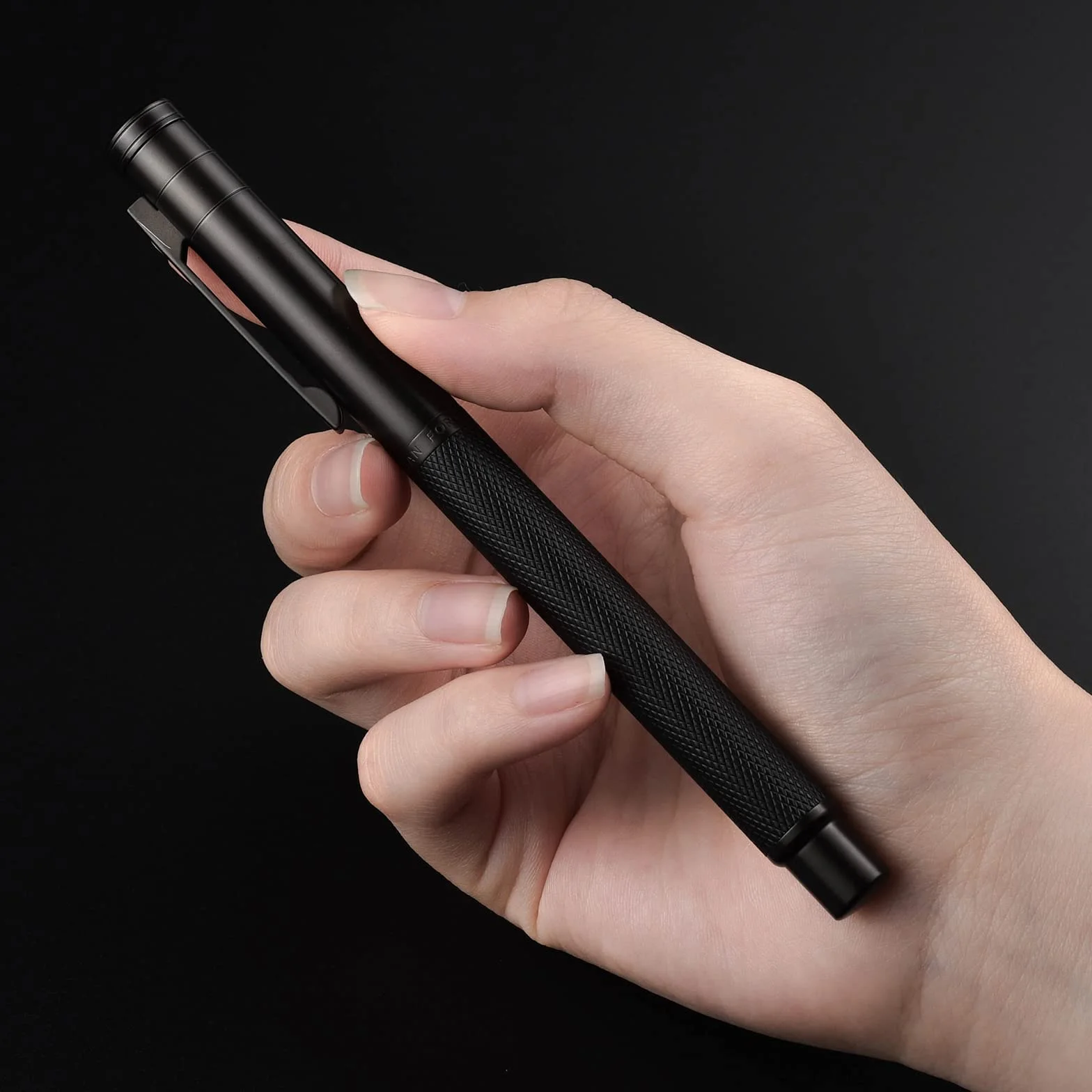 Hongdian Penna stilografica con pennino fine, design classico, set regalo con converter e custodia in metallo, colore: nero
