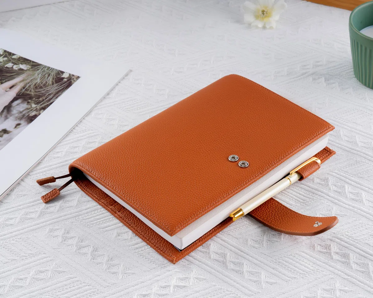 Copertina in pelle A5 – Deluxe Planner Cover adatta per Hobonichi, Stalogy, Midori Planner e molto altro – con passante per penna, slot per schede, tasca posteriore e segnalibri (marrone)
