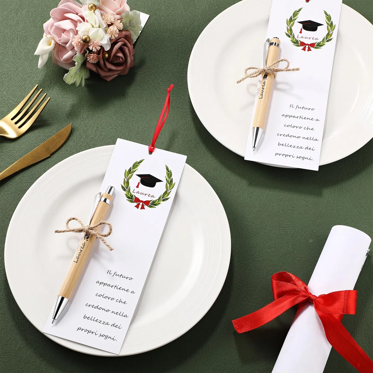 Clabby 36 Set Segnaposto Laurea Regalo per Festa di Laurea Includono 36 Penne a Sfera e 36 Cartoncini per Tavolo Segnalibro per Laureati Bomboniere Decorazioni