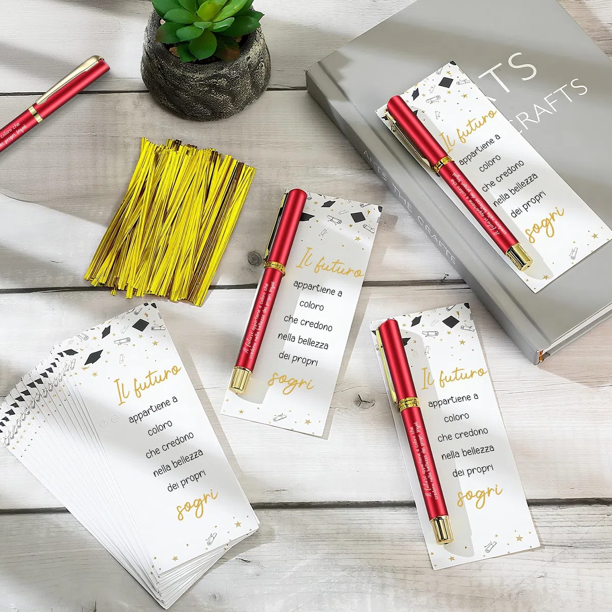 Clabby Set Regali di Laurea Donna Regalo Motivazionale Addio per Studentesse Amico Include 24 Penne a Sfera Ispiratore e Biglietti Auguri 100 Fascette Torsione per Insegnanti Festa di Classe Natale