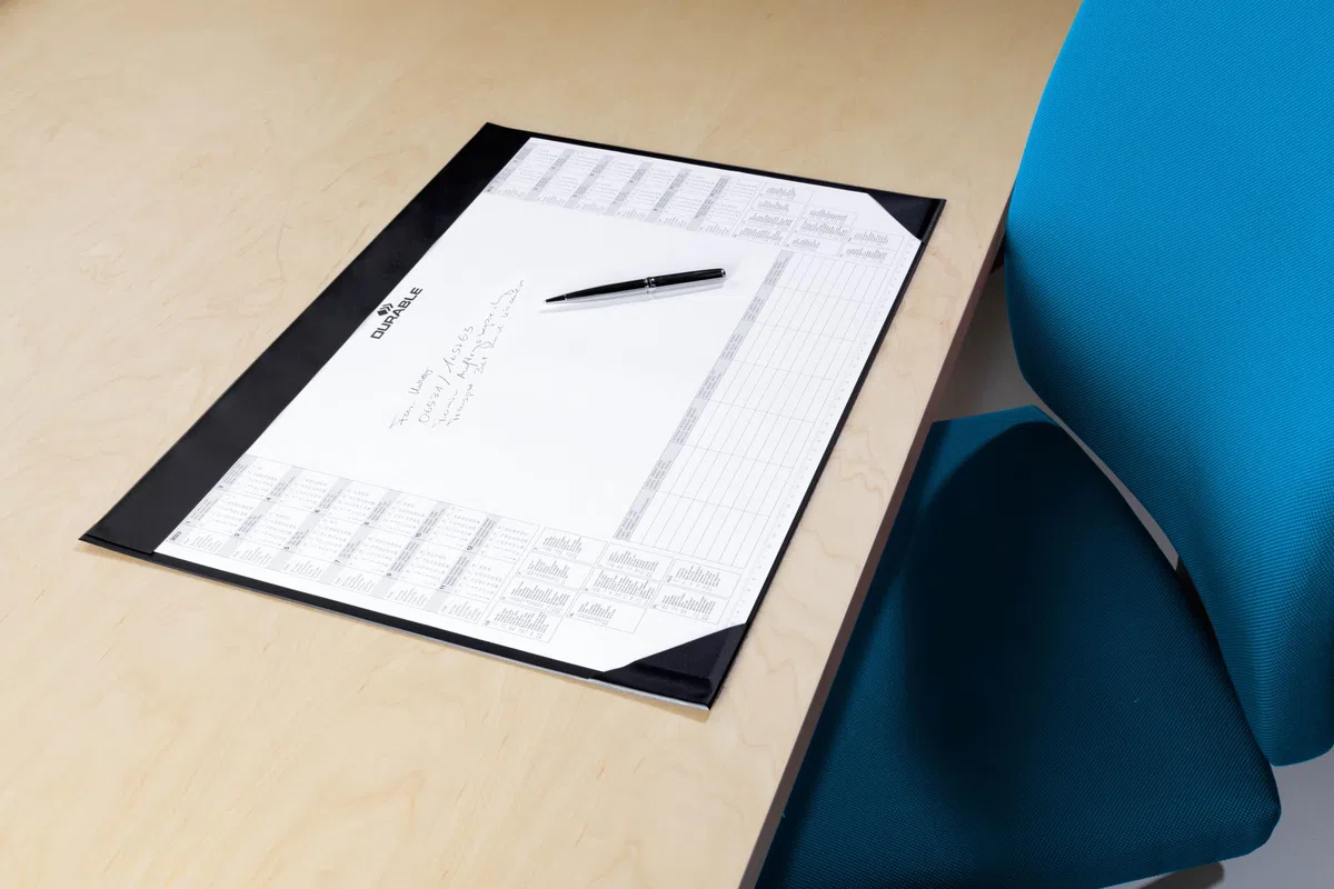 Durable 729101 - Sottomano con blocco appunti con calendario 24 mesi, 25 fogli resistenti, antiscivolo, 590x420 mm, nero