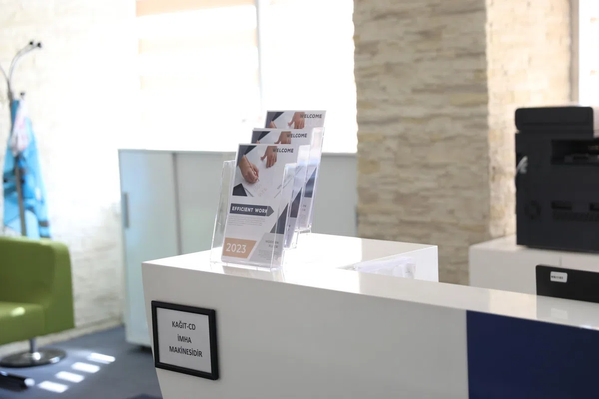 Porta Brochure da Tavolo 3 Scomparti DIN A4 | Cartoline A4 in Formato Verticale | Volantini Stand-up in Acrilico Trasparente | Documenti per Ogni Occasione
