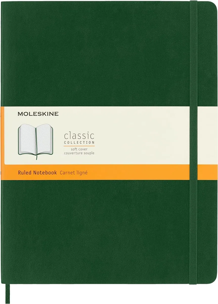 Moleskine Classic Notebook, Taccuino a Righe, Copertina Morbida e Chiusura Elastica, Formato XL 19 x 25 cm, Colore Verde Mirto, 192 Pagine