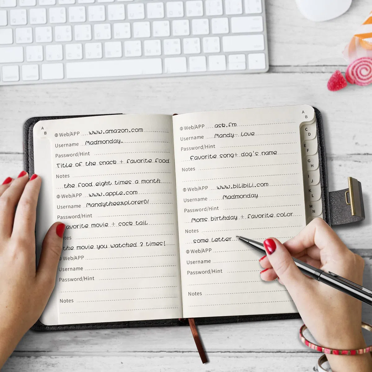 WEMATE Quaderno delle password con lucchetto, Quaderno delle password con registri alfabetici, 600+ posti per password, Diario con lucchetto, Nero