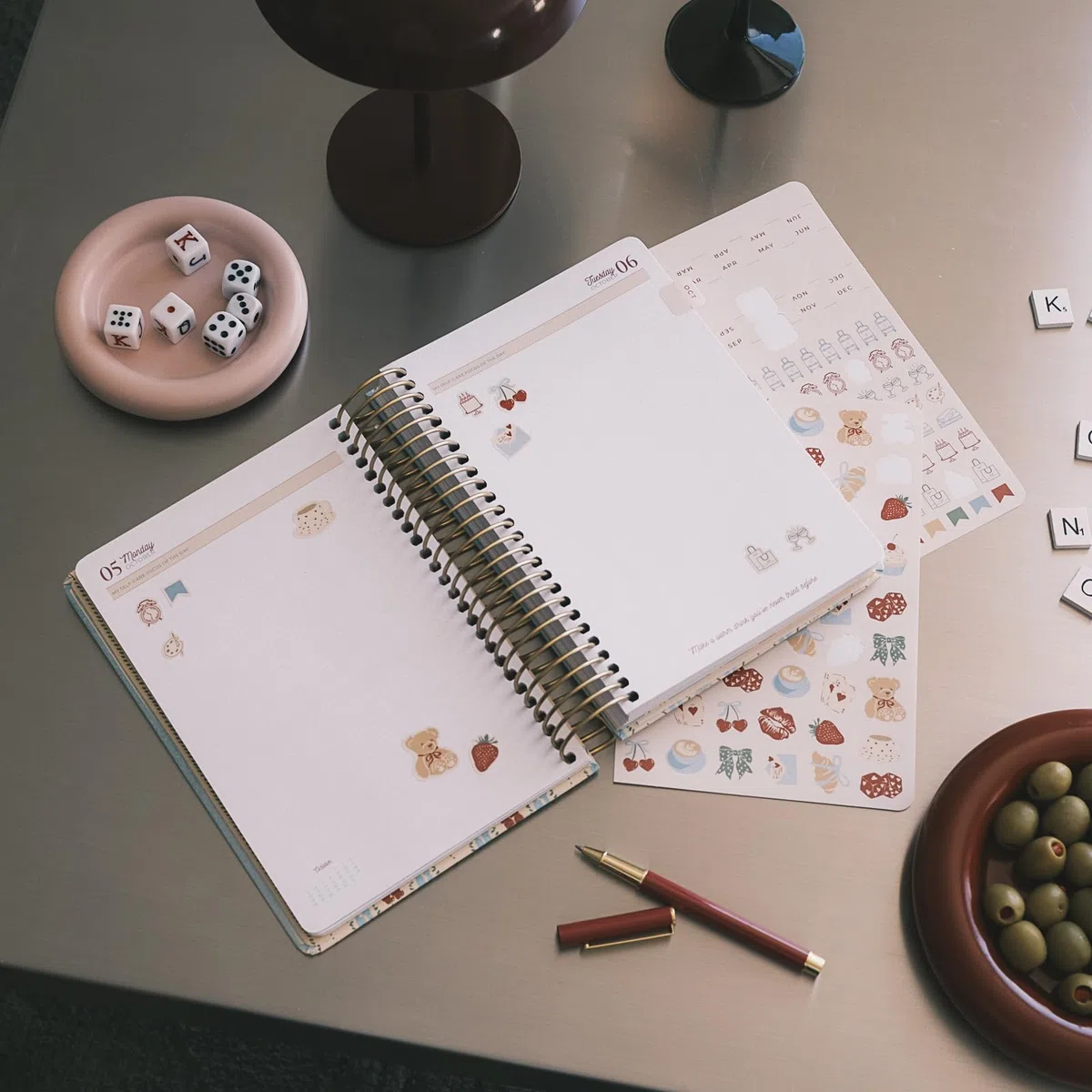 Kokonote Agenda Giornaliera 2026 2027 Cherry - Diario Scuola 2026 2027 per Università e Scuola Superiore | Daily Planner con Copertina Rigida, Segnalibri, Stickers e Anelli Rinforzati (18x21,5cm)