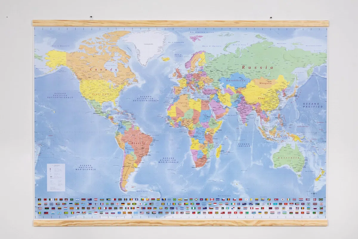 GeoMetro Mappa del mondo in italiano, laminata (scrivibile e cancellabile) con listelli in legno per appenderla + foglio di adesivi, 70 x 100 cm