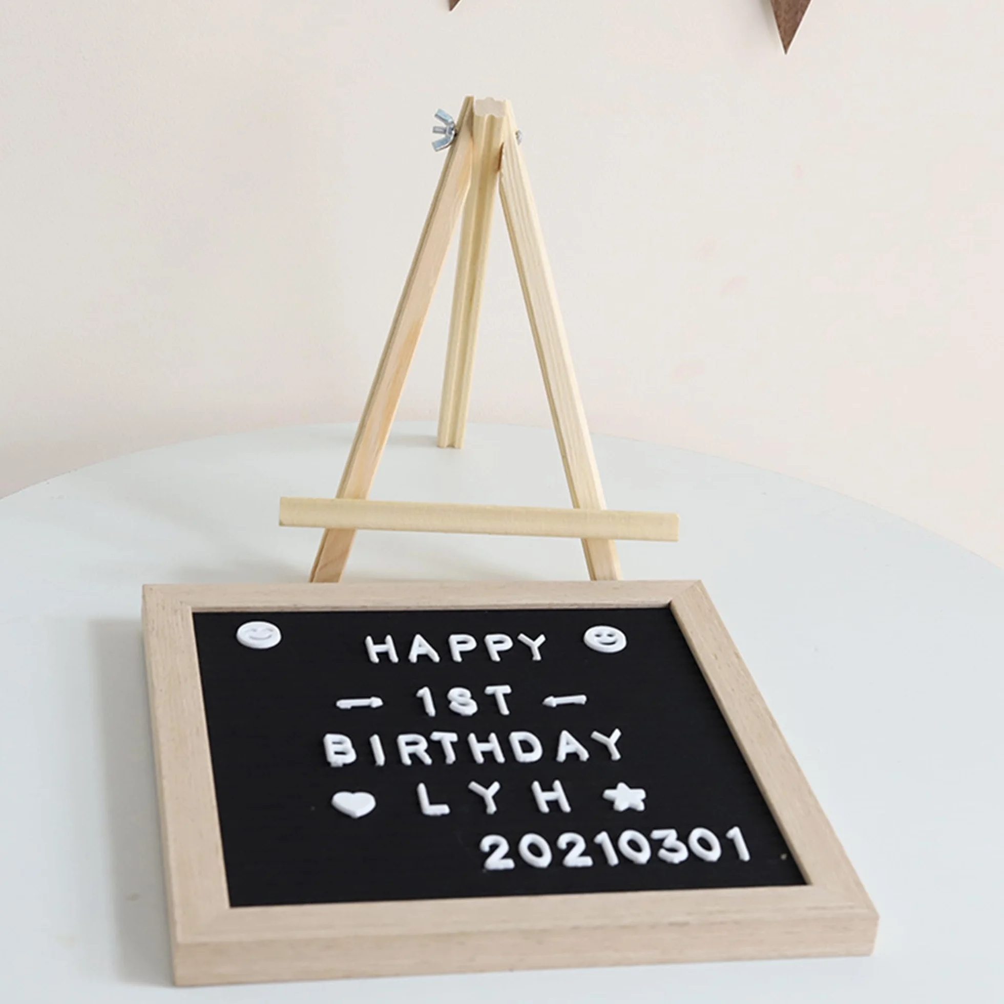 Bacheca Per Lettere In Feltro, 25x 25 cm Bacheca Messaggi Feltro Letter Board Con 510 Lettere,Numeri et Emoticon, Per Decorazione,Matrimonio,Baby Milestone,Insegnamento,Display Del Negozio